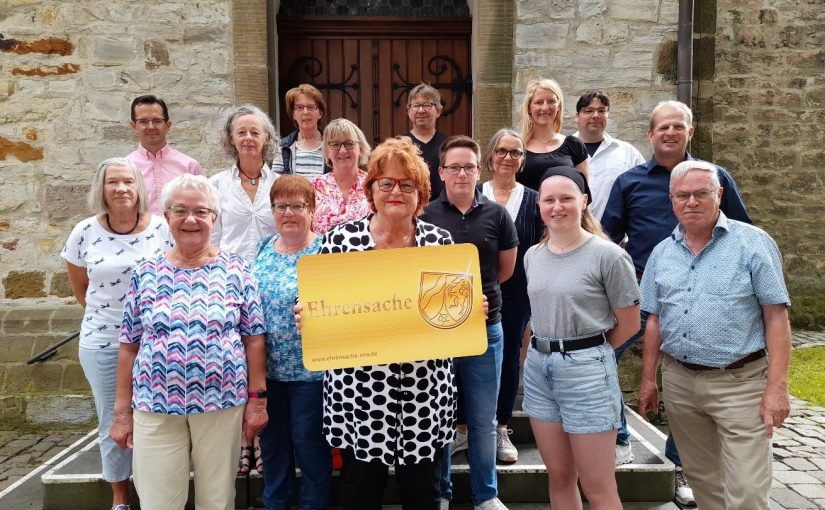 Engagieren sich vorbildlich im Ehrenamt für die Heimat und ermöglichen die Vergabe der Ehrenamtskarte: Marion Cypa (Speisekammer), Markus Krick (Leiter VHS), Ingrid Bischof (Speisekammer), Zdenka Althaus (Katholische Öffentliche Bücherei, KÖB), Helga Hoffmann (KÖB), Brigitte Ape (evang. Kirchengemeinde Büren-Fürstenberg), Magdalena Seidel (KÖB), Marianne Borghoff (Stellvertretende Bürgermeisterin), Andreas Neumann (Heimatverein), Marina Brieler (Tambourcorps Ahden), Rita Brüne (KÖB), Verena Stork (HSV Hegensdorf), Annika Köjer (KÖB), Gregor Lemm (Heimatverein), Jörg Altemeier (Abteilungsleiter Zentrale Dienste) und Hans-Josef Dören (Heimatverein). (Foto: Stadt Büren)