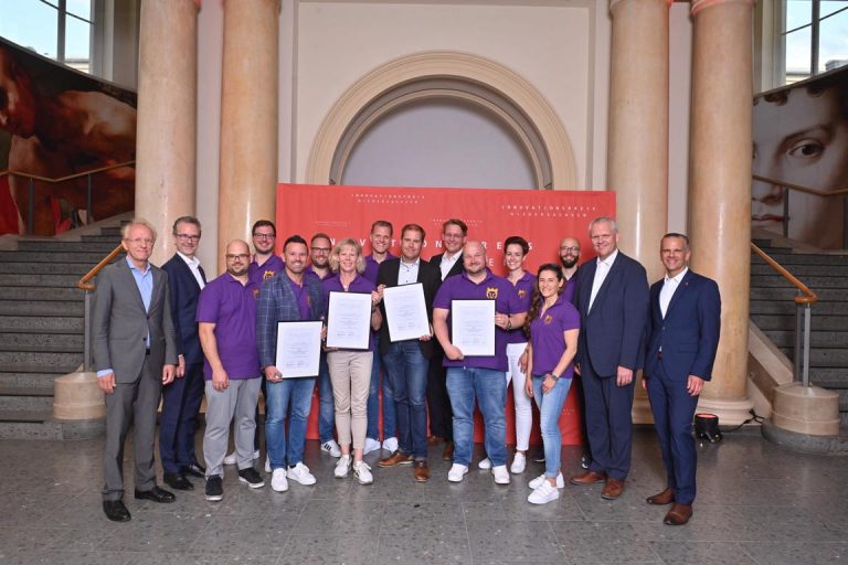 Das Team von Cornexion und ein Teil der Unterstützer sowie die Laudatoren bei der feierlichen Preisverleihung in Hannover. Mit auf dem Bild u.a. Wissenschaftsminister Björn Thümler (2. v.r.) als einer der Schirmherren. (Foto: Cornexion)