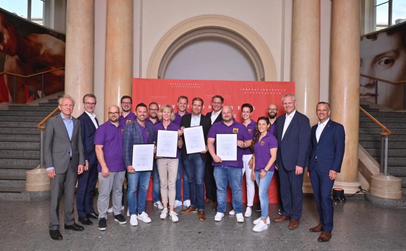 Das Team von Cornexion und ein Teil der Unterstützer sowie die Laudatoren bei der feierlichen Preisverleihung in Hannover. Mit auf dem Bild u.a. Wissenschaftsminister Björn Thümler (2. v.r.) als einer der Schirmherren. (Foto: Cornexion)