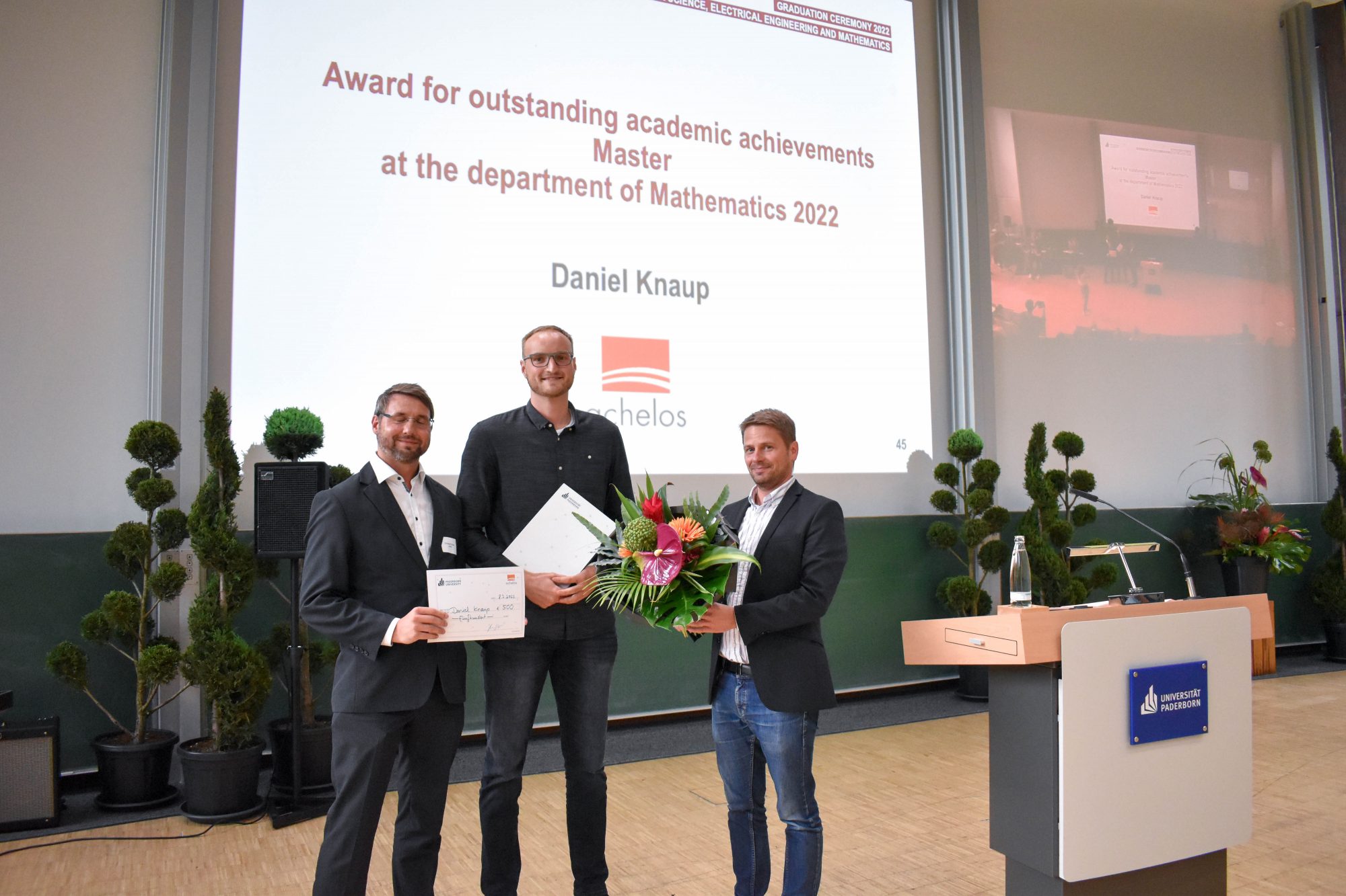 Christoph Bröter (links) gratuliert gemeinsam mit Studiendekan Prof. Dr. Kai-Uwe Schmidt (rechts) Daniel Knaup (Mitte) das Preisgeld in Höhe von 500 € (Foto: Universität Paderborn)