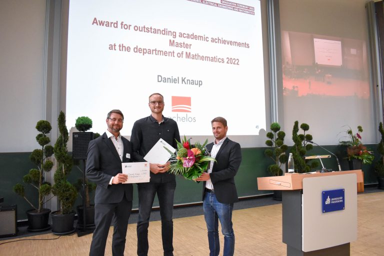 Christoph Bröter (links) gratuliert gemeinsam mit Studiendekan Prof. Dr. Kai-Uwe Schmidt (rechts) Daniel Knaup (Mitte) das Preisgeld in Höhe von 500 € (Foto: Universität Paderborn)