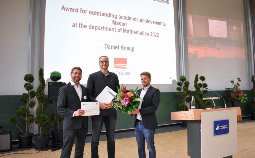 Christoph Bröter (links) gratuliert gemeinsam mit Studiendekan Prof. Dr. Kai-Uwe Schmidt (rechts) Daniel Knaup (Mitte) das Preisgeld in Höhe von 500 € (Foto: Universität Paderborn)