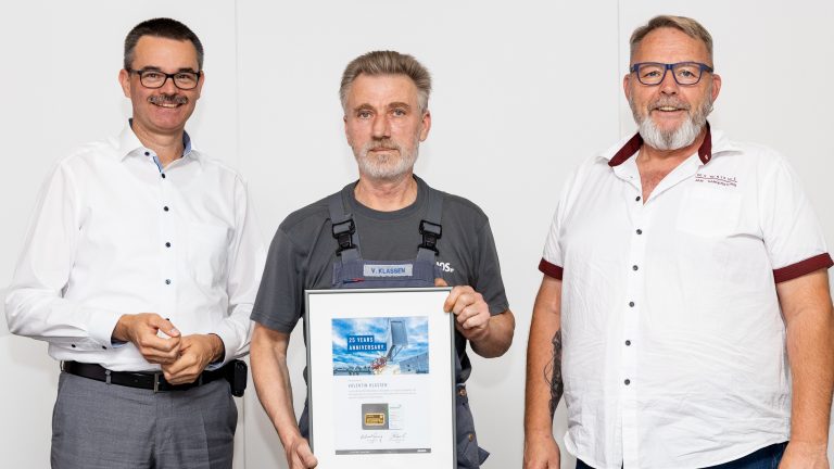 COO, Alexander Dolipski und Head of Production, Ingo Barth ehren Valentin Klassen. (Foto: Denios)