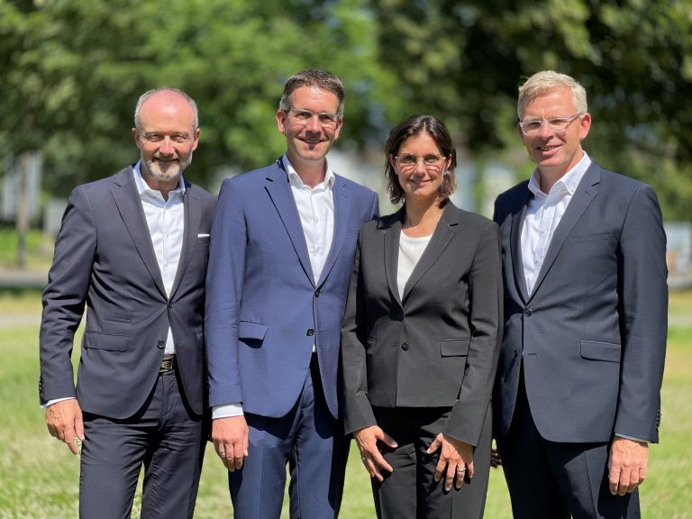 (v.l.n.r.): Alexander Hakenholt (Unternehmensbank), Alf Meyer zur Heyde (Sprecher, Privatkunden), Sabine Niemeyer (Wealth Management) und Martin Wilde (Unternehmensbank). (Foto: Deutsche Bank)