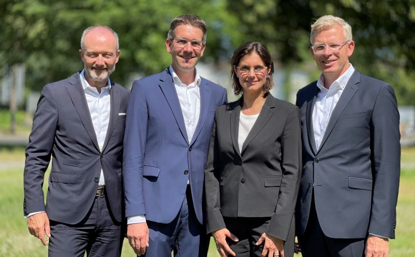 (v.l.n.r.): Alexander Hakenholt (Unternehmensbank), Alf Meyer zur Heyde (Sprecher, Privatkunden), Sabine Niemeyer (Wealth Management) und Martin Wilde (Unternehmensbank). (Foto: Deutsche Bank)