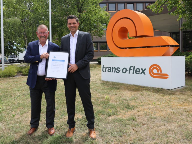 Jens Reibold, Geschäftsführer EURODIS (rechts), gratuliert Wolfgang P. Albeck, CEO trans-o-flex, dessen Unternehmen zum sechsten Mal den Wettbewerb für die beste operative Qualität in dem Netzwerk für internationale Kombifrachttransporte gewinnen konnte. (Foto: trans-o-flex)