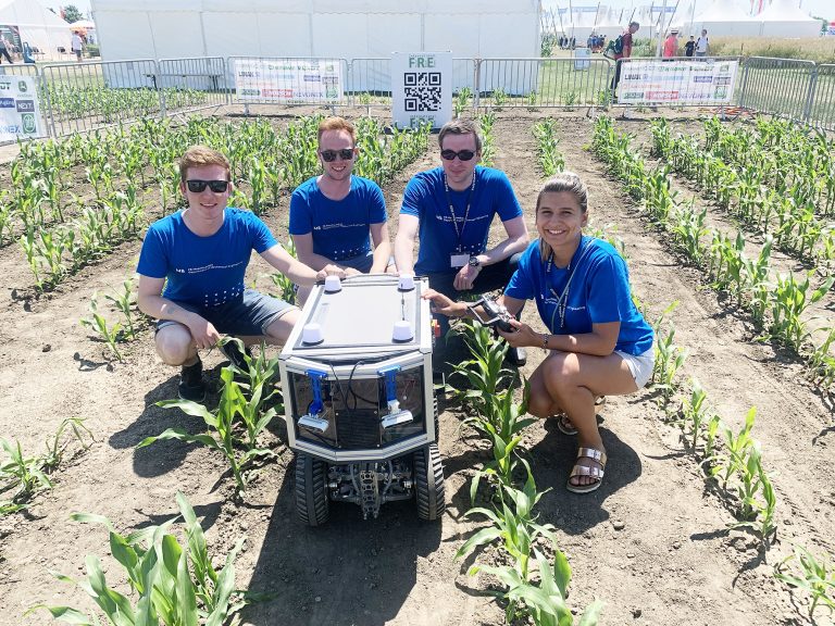 Mit ihrem Agrarroboter CERES II haben die Studierenden der FH Münster beim Field Robot Event in Mannheim in fast allen Kategorien sehr gut abgeschnitten. Von links: Marc Philipp Funcke, Jannis Wagner, Constantin Eckes und Natalie Peracha. (Foto: FH Münster/Natalie Peracha)