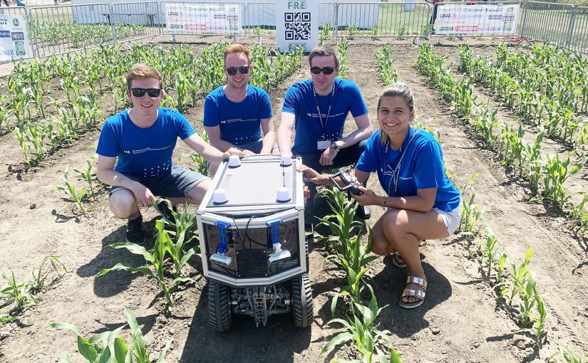 Mit ihrem Agrarroboter CERES II haben die Studierenden der FH Münster beim Field Robot Event in Mannheim in fast allen Kategorien sehr gut abgeschnitten. Von links: Marc Philipp Funcke, Jannis Wagner, Constantin Eckes und Natalie Peracha. (Foto: FH Münster/Natalie Peracha)