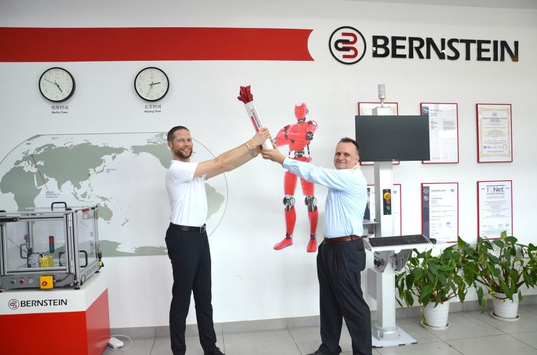 Uwe Birnbaum (rechts) übergibt die symbolische Fackel an den neuen Geschäftsführer Jan Aßmann (Foto: Bernstein)