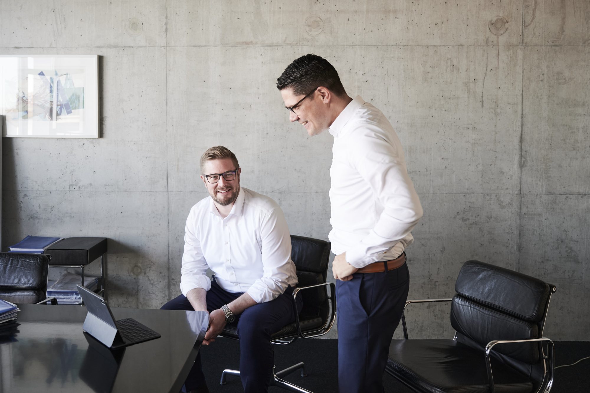 Die Geschäftsführer der Akkurat Alexander Breuckmann (l.) und Timo Dörr freuen sich, ihren Partnern mit dem eigens entwickelten BiPRO-Provider-Service einen echten Mehrwert bieten zu können. (Foto: Akkurat Financial Service GmbH)