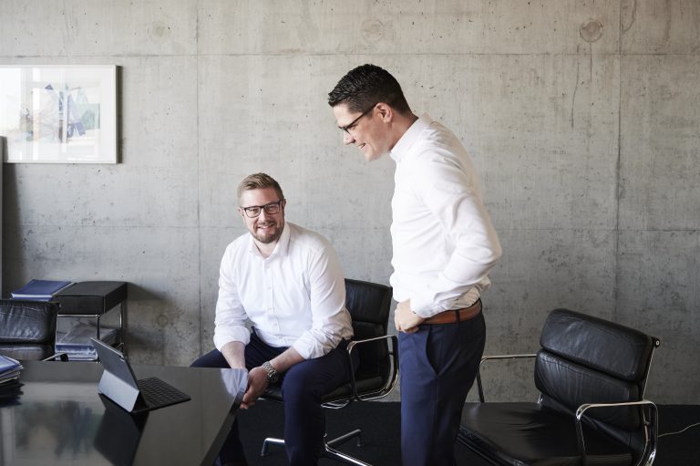 Die Geschäftsführer der Akkurat Alexander Breuckmann (l.) und Timo Dörr freuen sich, ihren Partnern mit dem eigens entwickelten BiPRO-Provider-Service einen echten Mehrwert bieten zu können. (Foto: Akkurat Financial Service GmbH)