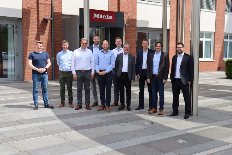 Ein Konsortium aus Fraunhofer IEM, Miele, Stadtwerke Bad Salzuflen, aov IT.Services und Viessmann Climate Solutions arbeitet an einem intelligenten Energiemanagement-System für die Region OWL. Auf dem Bild zu sehen (v.l.): Achim Werner (Fraunhofer IEM), Stefan Schmelter (Miele), Dr. Christian Henke (Fraunhofer IEM), Tobias Renneke (aov IT.Services), Dr. Moritz Lauster (Viessmann Climate Solutions), Stephan Stieren (Fraunhofer IEM), Thorsten Schneider (aov IT.Services), Frank Lohmeier (Stadtwerke Bad Salzuflen), Horst-Martin Litschel (Stadtwerke Bad Salzuflen), Florian Herrmann (aov IT.Services) (Foto: Fraunhofer IEM)