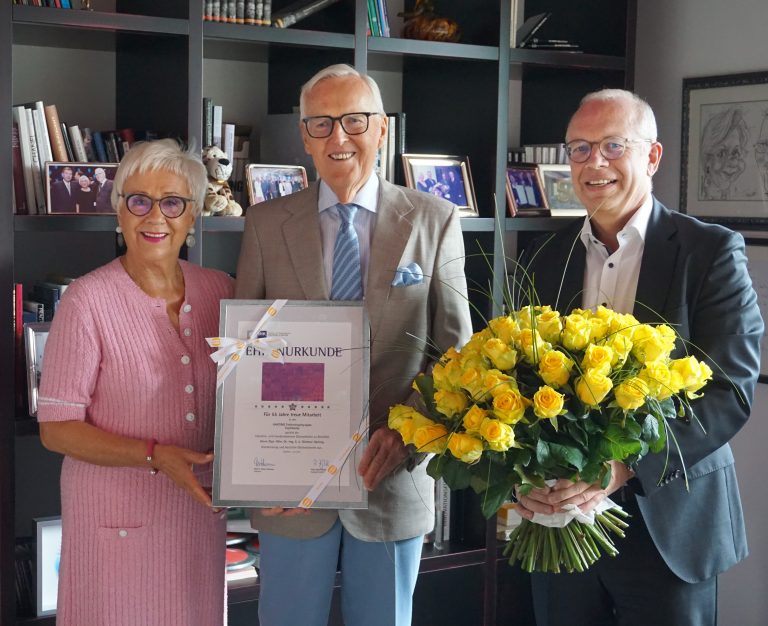 Dr. Michael Pütz (r.), Vorstand Personal und Recht bei der HARTING Technologiegruppe, und Margrit Harting gratulieren Seniorchef Dietmar Harting zum goldenen Dienstjubiläum „plus“. (Foto: Harting)