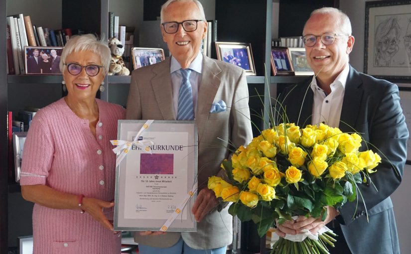 Dr. Michael Pütz (r.), Vorstand Personal und Recht bei der HARTING Technologiegruppe, und Margrit Harting gratulieren Seniorchef Dietmar Harting zum goldenen Dienstjubiläum „plus“. (Foto: Harting)