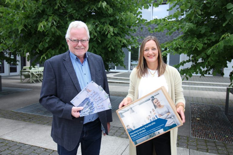 WIGOS-Geschäftsführer Siegfried Averhage und Sandra Schürmann, Leiterin des Fachkräftebüros der WIGOS, unterstützen Unternehmen bei der Gewinnung von Mitarbeitenden. (Foto: Eckhard Wiebrock)