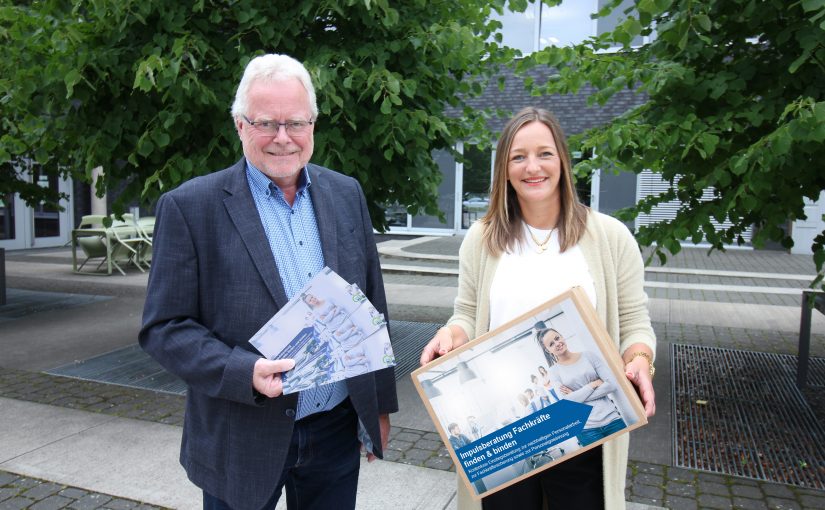 WIGOS-Geschäftsführer Siegfried Averhage und Sandra Schürmann, Leiterin des Fachkräftebüros der WIGOS, unterstützen Unternehmen bei der Gewinnung von Mitarbeitenden. (Foto: Eckhard Wiebrock)