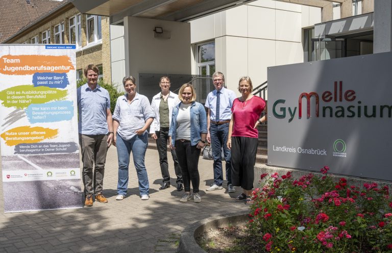 Die „Jugendberufsagentur in der Schule“ ist jetzt am Gymnasi-um Melle gestartet. Ein guter Schritt, um die Berufsorientierung der Schülerinnen und Schüler weiter zu optimieren, sind sich (von links nach rechts) Ralf Michael, Teamleiter Berufsberatung der Agentur für Arbeit, Frauke Duchardt, Studien- und Berufs-beratung der Agentur für Arbeit, Kristina Steinhake, Teamleitung Ausbildungslotsen der MaßArbeit, Katja Madynski Ausbildungs-lotsin der MaßArbeit, Dr. William Pollmann Schulleitung Gym-nasium Melle, Birgit Lawrance Koordinatorin Berufsorientierung Gymnasium Melle, sicher. (Foto: MaßArbeit / Hermann Pentermann)
