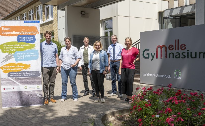 Die „Jugendberufsagentur in der Schule“ ist jetzt am Gymnasi-um Melle gestartet. Ein guter Schritt, um die Berufsorientierung der Schülerinnen und Schüler weiter zu optimieren, sind sich (von links nach rechts) Ralf Michael, Teamleiter Berufsberatung der Agentur für Arbeit, Frauke Duchardt, Studien- und Berufs-beratung der Agentur für Arbeit, Kristina Steinhake, Teamleitung Ausbildungslotsen der MaßArbeit, Katja Madynski Ausbildungs-lotsin der MaßArbeit, Dr. William Pollmann Schulleitung Gym-nasium Melle, Birgit Lawrance Koordinatorin Berufsorientierung Gymnasium Melle, sicher. (Foto: MaßArbeit / Hermann Pentermann)