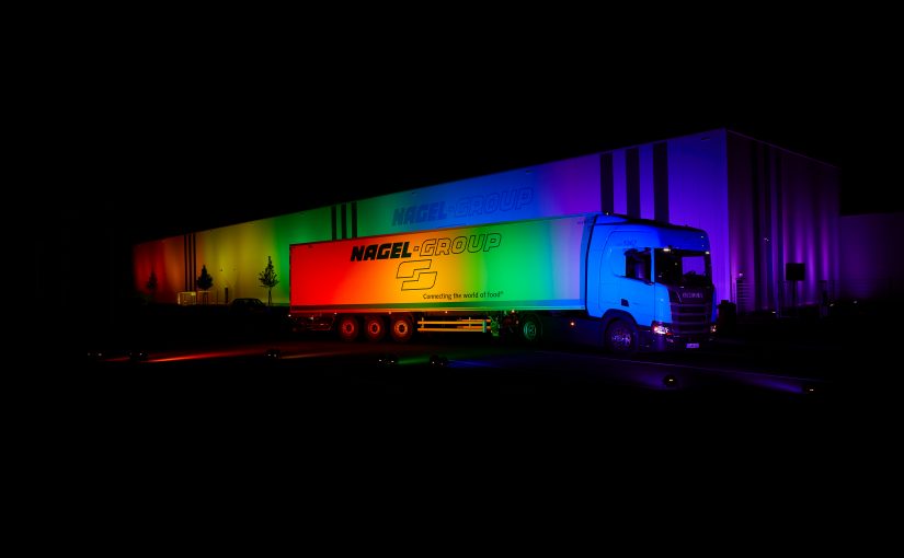 Die Nagel-Group setzt Zeichen für Toleranz,  Vielfalt und Chancengleichheit am Arbeitsplatz: Warehouse erleuchtet in  RegenbogenFarben für Diversität