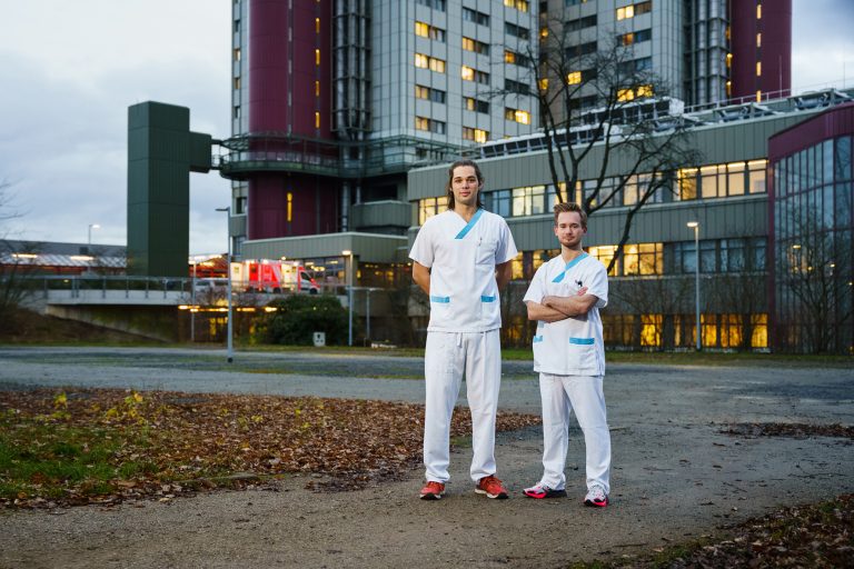 Die Pflege-Studenten Ole-Jakob Schubert (links) und Dag Olav Løve (rechts) von der Universität Stavanger absolvierten ein Auslandspraktikum im Klinikum Bielefeld Mitte. Unterstützung erhielten sie dabei auch vom Fachbereich Gesundheit der FH Bielefeld. (Foto: Felix Hüffelmann/FH Bielefeld)