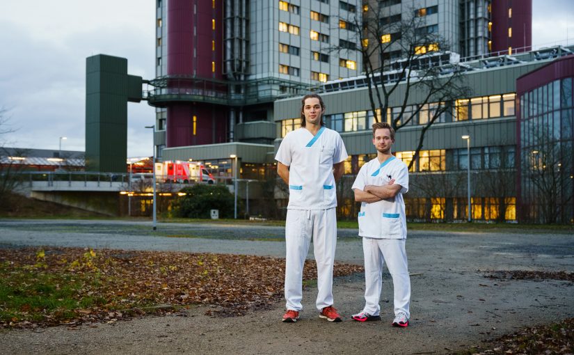 Die Pflege-Studenten Ole-Jakob Schubert (links) und Dag Olav Løve (rechts) von der Universität Stavanger absolvierten ein Auslandspraktikum im Klinikum Bielefeld Mitte. Unterstützung erhielten sie dabei auch vom Fachbereich Gesundheit der FH Bielefeld. (Foto: Felix Hüffelmann/FH Bielefeld)