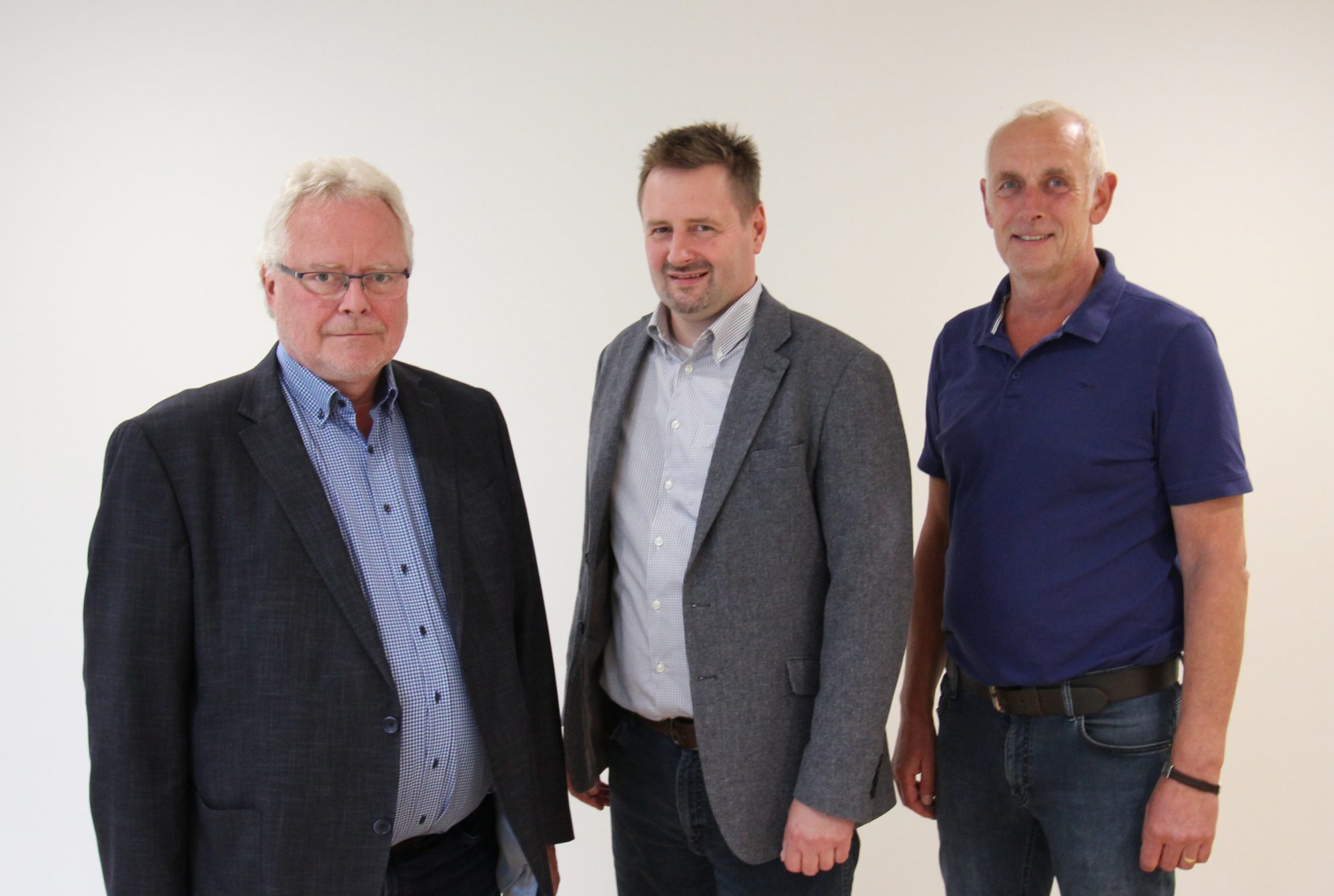 WIGOS-Geschäftsführer Siegfried Averhage (li.) und Thomas Serries, Leiter des UnternehmensService (re.) begrüßten Axel Kolhosser im Team der WIGOS. (Foto: Eckhard Wiebrock )