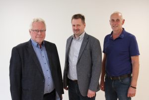 WIGOS-Geschäftsführer Siegfried Averhage (li.) und Thomas Serries, Leiter des UnternehmensService (re.) begrüßten Axel Kolhosser im Team der WIGOS. (Foto: Eckhard Wiebrock )