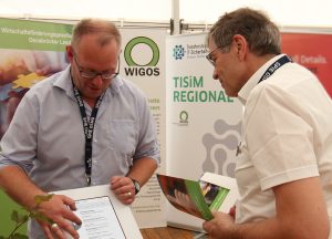 Michael Potthoff, TISiM-Ansprechpartner bei der WIGOS, stellte den inte-ressierten Ausstellungsbesucherinnen und -besuchern das Unterstüt-zungspaket in puncto IT-Sicherheit vor. (Foto: Eckhard Wiebrock)