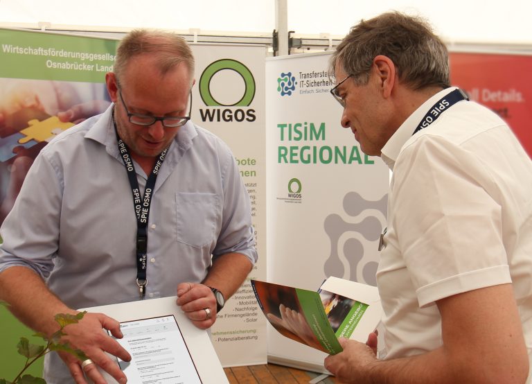 Michael Potthoff, TISiM-Ansprechpartner bei der WIGOS, stellte den inte-ressierten Ausstellungsbesucherinnen und -besuchern das Unterstüt-zungspaket in puncto IT-Sicherheit vor. (Foto: Eckhard Wiebrock)