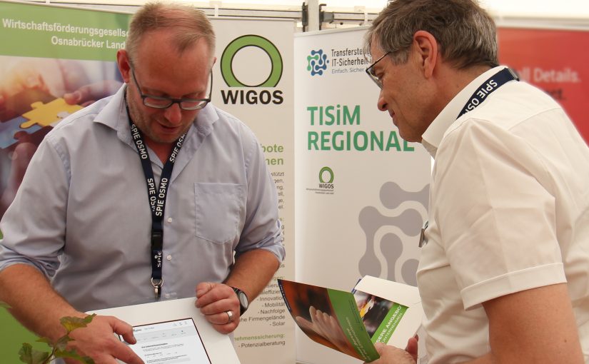Michael Potthoff, TISiM-Ansprechpartner bei der WIGOS, stellte den inte-ressierten Ausstellungsbesucherinnen und -besuchern das Unterstüt-zungspaket in puncto IT-Sicherheit vor. (Foto: Eckhard Wiebrock)