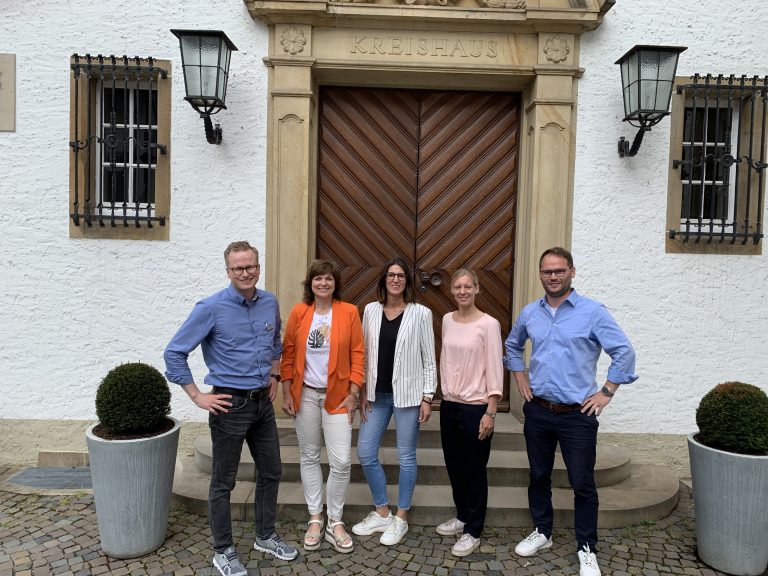 Die Verantwortlichen und Geseke (v. l.) Christiane Sonntag-Carl, Dagmar Hermes und Jennifer Lehmenkühler umrahmt von Peter Finke aus Salzkotten (r.) und Michael Kubat. (Foto: Stadt Büren)