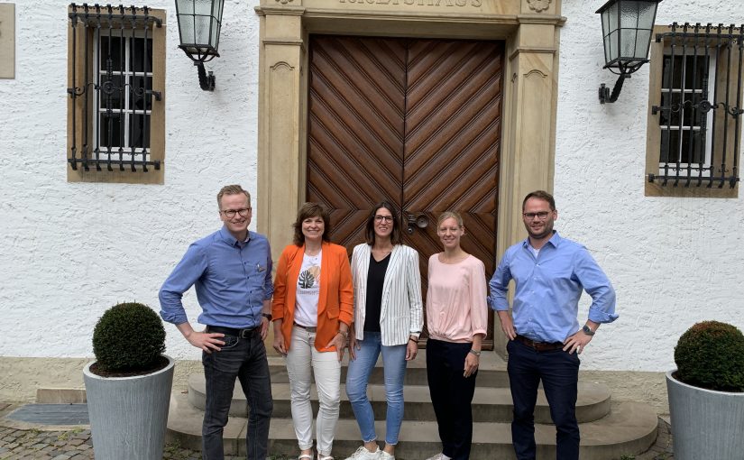 Die Verantwortlichen und Geseke (v. l.) Christiane Sonntag-Carl, Dagmar Hermes und Jennifer Lehmenkühler umrahmt von Peter Finke aus Salzkotten (r.) und Michael Kubat. (Foto: Stadt Büren)