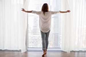Für ein angenehmes Raumklima zu jeder Jahreszeit: Die Lüfter „ZFH 35-5“, „ZFH 40“ sowie „Arimeo Classic S“ von German Windows ermöglichen über innovative Zuluft-Elemente eine permanente Frischluftzufuhr – sogar bei geschlossenem Fenster. (Foto: GW GERMAN WINDOWS, Südlohn-Oeding.)