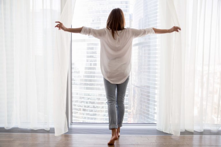 Für ein angenehmes Raumklima zu jeder Jahreszeit: Die Lüfter „ZFH 35-5“, „ZFH 40“ sowie „Arimeo Classic S“ von German Windows ermöglichen über innovative Zuluft-Elemente eine permanente Frischluftzufuhr – sogar bei geschlossenem Fenster. (Foto: GW GERMAN WINDOWS, Südlohn-Oeding.)