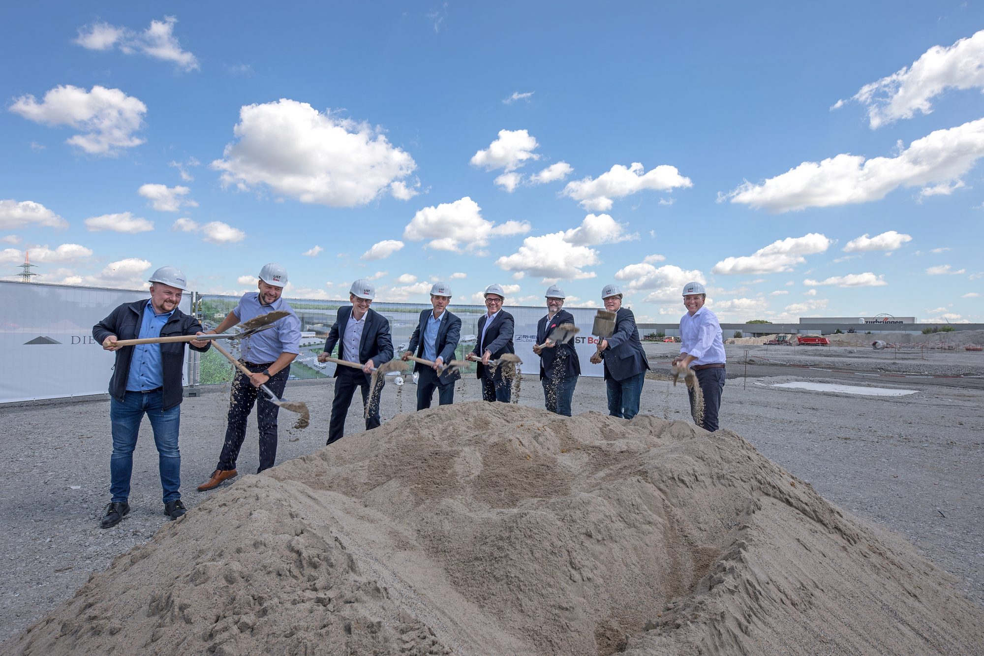 Spatenstich für die neue Logistikimmobilie in Bönen in Nordrhein-Westfalen für Rhenus Warehousing Solutions (von links nach rechts) Daniel Dirks, Betriebsleiter; Florian Klein, Leiter Logistic Operations SPAX International GmbH & Co. KG; Andreas Brockhaus, Geschäftsführer LIST Bau Nordhorn; Markus Engelmann, Vorstand Dietz AG; Andreas Mayer, Mitglied der Geschäftsleitung Warehousing Solutions Deutschland; Yves Plaire, Sales Director Warehousing Solutions Deutschland; Benno Berkemeyer, Bereichsleiter Bau LIST Bau Nordhorn; Markus Saatkamp, geschäftsführender Gesellschafter der tricer management GmbH. (Foto: Lutz Bahmüller/Rhenus Warehousing Solutions )