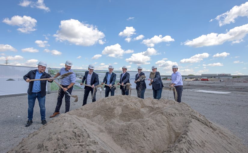 Spatenstich für die neue Logistikimmobilie in Bönen in Nordrhein-Westfalen für Rhenus Warehousing Solutions (von links nach rechts) Daniel Dirks, Betriebsleiter; Florian Klein, Leiter Logistic Operations SPAX International GmbH & Co. KG; Andreas Brockhaus, Geschäftsführer LIST Bau Nordhorn; Markus Engelmann, Vorstand Dietz AG; Andreas Mayer, Mitglied der Geschäftsleitung Warehousing Solutions Deutschland; Yves Plaire, Sales Director Warehousing Solutions Deutschland; Benno Berkemeyer, Bereichsleiter Bau LIST Bau Nordhorn; Markus Saatkamp, geschäftsführender Gesellschafter der tricer management GmbH. (Foto: Lutz Bahmüller/Rhenus Warehousing Solutions )