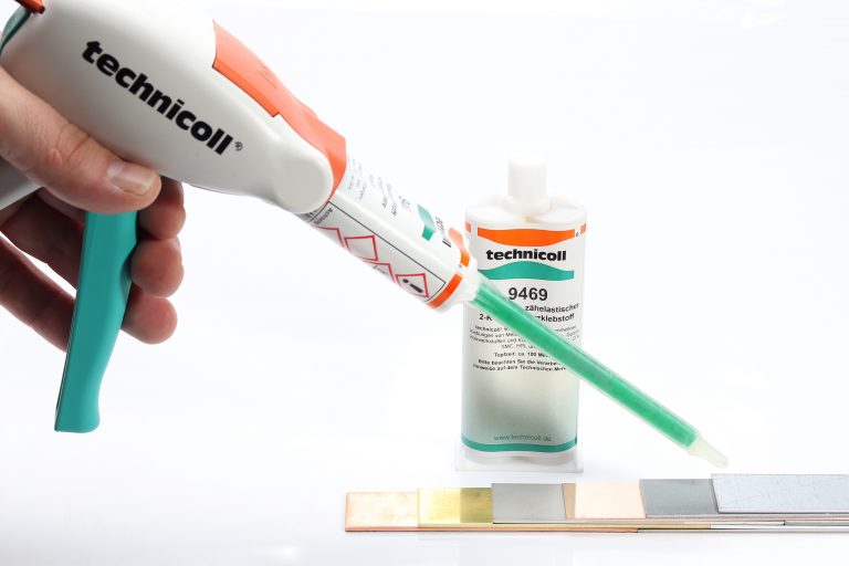 So unterschiedlich die Anwendungsgebiete und zu verklebenden Metalle, so unterschiedlich die verschiedenen Klebstoff-Technologien. Ob Blech oder Stahl, ob Sandwich-Klebung oder Hybridfügen, ob Indoor oder in Aussenbereichen: für das richtige Klebeergebnis sorgt der jeweils spezielle Klebstoff. (Foto: Ruderer GmbH)