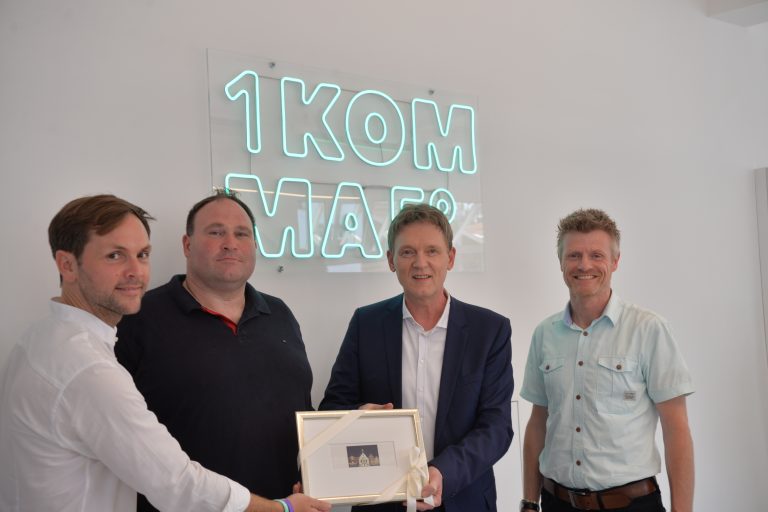 Oberbürgermeister Dieter Krone (2.v.r.) und Dietmar Lager von der Wirtschaftsförderung der Stadt Lingen (rechts) gratulieren Philipp Schröder (links) und Christian Quadt (2.v.l) zur Eröffnung des Showrooms in Lingen. (Foto: Stadt Lingen)