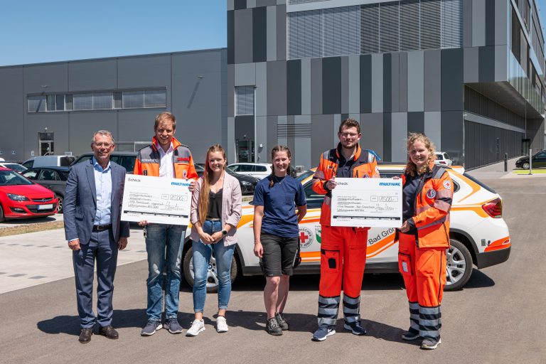 (v.l.n.r.): Christian Traumann (Geschäftsführender Direktor MULTIVAC), Julian Hirschmann (Bereitschaftsleiter BRK Bereitschaft Bad Wiggensbach), Sarah Huber (Stellv. Vorsitzende der JAV MULTIVAC), Sabrina Endres (Vorsitzende JAV MULTIVAC), Tobias Essmann (Helfer First Responder-Team Bad Grönenbach), Larissa Ledermann (Med. Leitung First Responder Bad Grönenbach). (Foto: Multivac)