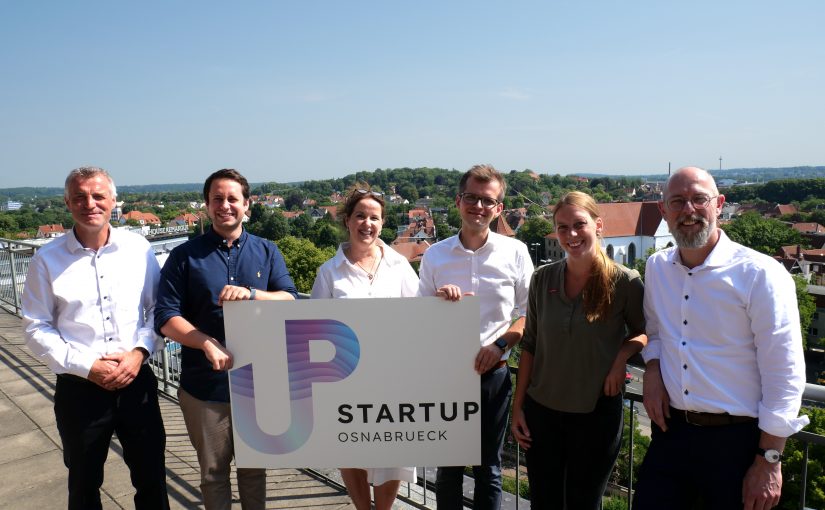 Präsentieren das neue Logo von Startup Osnabrück bei sommerlichem Wetter auf dem Balkon des Osnabrücker Stadthauses (vlnr.): Ralf Minning (WFO), Niklas Schwichtenberg (Aloys & Brigitte Coppenrath Stiftung), Prof. Dr. Karin Schnitker (Hochschule Osnabrück), Lars Brendler (WFO), Annika Hörnschemeyer (HWK) und Frank Hesse (IHK). (Foto: WFO)