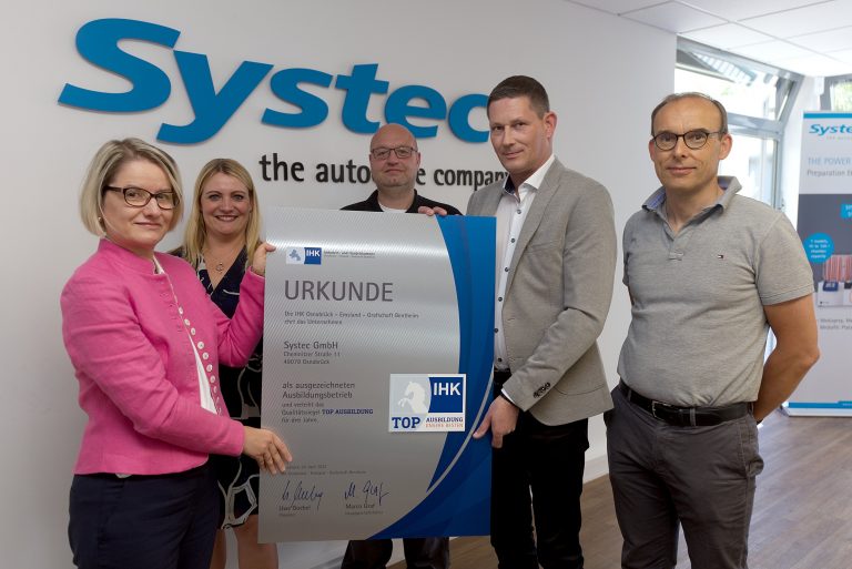 t (von links): Die IHK-Urkunde TOP AUSBILDUNG als Bestätigung höchster Ausbildungsstandards übergab jetzt die IHK-Geschäftsbereichsleiterin Aus- und Weiterbildung Juliane HünefeldLinkermann (links) an Carina Vinke (Mitarbeiterin Personaldienstleister „arbeitslotse“) sowie Andre Unland (Ausbilder), Jörg Winkelmann (Geschäftsführer) und Andreas Ihme (Standortleiter) von der Systec GmbH in Osnabrück. Es fehlt: Alexander Lux, Ausbilder bei Systec (Bildquelle: Robert Schäfer/IHK).