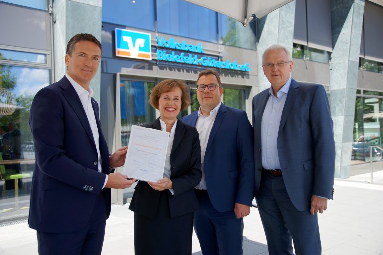 Auszeichnung für Qualität und Service bei der Beratung von öffentlichen Fördermitteln: (v.li.) Ulrich Scheppan (Volksbank-Vorstand), Evelyn Leipold (DZ BANK), Axel Kirschberger (Leiter Rund um die Immobilie) und Ralf Reckmeyer (Leiter Firmenkunden) (Foto: Volksbank Bielefeld-Gütersloh)