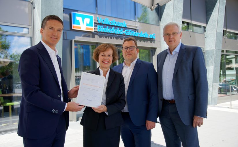 Auszeichnung für Qualität und Service bei der Beratung von öffentlichen Fördermitteln: (v.li.) Ulrich Scheppan (Volksbank-Vorstand), Evelyn Leipold (DZ BANK), Axel Kirschberger (Leiter Rund um die Immobilie) und Ralf Reckmeyer (Leiter Firmenkunden) (Foto: Volksbank Bielefeld-Gütersloh)