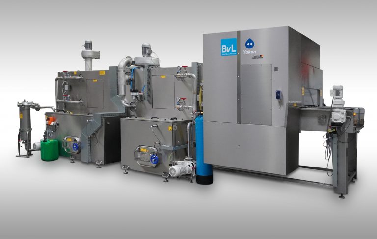 Diese BvL Reinigungsanlage wurde vor Ort beim Kunden nahtlos in einen vollautomatisierten Produktionsprozess mit Pick and Place System integriert (Foto: BvL Oberflächentechnik GmbH)