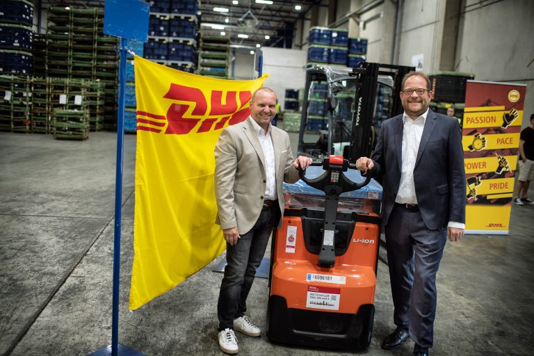 v.l.n.r.: Christian Todt, Niederlassungsleiter DHL Freight Mettmann; Dr. Thomas Vogel, CEO DHL Freight DACH (Foto: DHL Group)