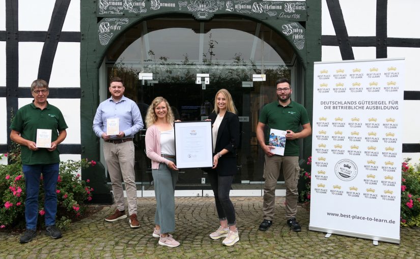 Präsentieren das Gütesiegel „Best place to learn“, das Kesseböhmer als Top-Ausbildungsbetrieb in Deutschland kennzeichnet (von links nach rechts): Holger Meyer, Leiter gewerblich-technische Ausbildung, Nils Sieksmeyer, Referent Personalmarketing, Angelina Koppenborg, HR-Managerin und Leitung kaufmännische Ausbildung, Sarah Schnittker, Personalreferentin, kaufmännische Ausbilderin, und Tobias Vinke, Ausbilder gewerblich-technische Berufe. (Foto: Kesseböhmer)