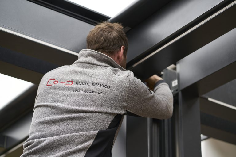 Der technische Kundendienst von markilux heißt neuerdings „team : service“. Denn die hauseigenen Technikexperten unterstützen Fachbetriebe bei Bedarf seit einiger Zeit beim Aufmaß und der Montage von Markisenanlagen. (Foto: markilux)