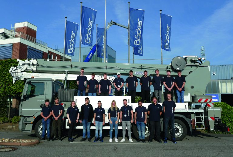 19 junge Menschen starten ihre Berufslaufbahn an der Lippestraße und freuen sich auf ihre Ausbildungs- bzw. Praktikumszeit. Hinten (v.l.n.r.): Jan Baumeister, Eric Dick, Leon Seppendorf, Kevin Nowakowski, Julian Kletsch, Keanu Quante, Fabian Hemke, Lukas Jäger, Lino Gremme Vorne (v.l.n.r.): Justus Kraß, Jeremy Kühnle, Sarah Grüneberg, Fynn Bielitz, Talha Acikgöz, Celine Flemming, Leon Beckmann, Alan Khairi Jamo, Alexander Hauschopp, Finn Romberg (Foto: Böcker Maschinewerk GmbH)