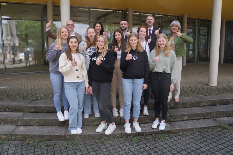 (oben, von. l. nach r.) Dirk Menzel (Kreis Lippe), Dilek Kaya (Koordinatorin Wirtschaftsgymnasium), Christian Hellwig (Koordinator Wirtschaftsgymnasium), Christoph Vieregge (Sparkasse Lemgo), Susanne Tietje-Groß (Schulleiterin HANSE-Berufskolleg) (mittig, von l. nach r.) Gina Wilmsmeier, Rieke Hollensteiner, Aileen Herbel, Leonie Stölting (vorne, von l. nach r.) Chiara Putro, Jana Roloff, Rosalie Bieler, Imke Lüdecke (Foto: Hanse-Berufskolleg Europaschule)