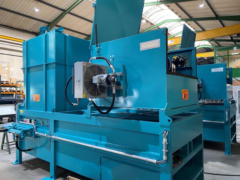 Die Verdichtungsanlage von Ludden & Mennekes wird dort eingesetzt, wo größere Mengen an Reststoffen und wiederverwertbaren Rohstoffen vor dem Transport verdichtet werden sollen. Die Sicherheitstechnik der Anlage setzte BERNSTEIN um. (Foto: Bernstein AG)